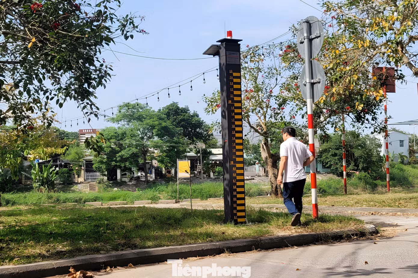 Ngoài tháp báo ngập, 17 tháp báo lũ được lắp đặt trên địa bàn huyện Hoà Vang. Tại khu vực có nguy cơ bị ngập sâu ( trên 01 m) sẽ lắp đặt 1 tháp báo lũ thông minh. Khi xuất hiện ngập lụt tại tháp báo lũ, hệ thống sẽ tự động kết nối thông qua phần mềm giám sát. Cùng với số liệu của trạm thủy văn trên sông, các đơn vị chức năng sẽ dự báo, cảnh báo về tình hình lũ lụt đến từng thôn, từng hộ để chủ động di chuyển, triển khai các phương án sơ tán dân, cứu hộ cứu nạn. Phương thức cảnh báo có thể thực hiện qua tin nhắn, ứng dụng trên điện thoại, trạm phát thanh cảnh báo hoặc hệ thống loa truyền thanh cơ sở. Đặc biệt, ngay trên đỉnh tháp báo lũ cũng có loa phát cảnh báo. Ngoài tháp báo ngập, 17 tháp báo lũ được lắp đặt trên địa bàn huyện Hoà Vang. Tại khu vực có nguy cơ bị ngập sâu ( trên 01 m) sẽ lắp đặt 1 tháp báo lũ thông minh. Khi xuất hiện ngập lụt tại tháp báo lũ, hệ thống sẽ tự động kết nối thông qua phần mềm giám sát. Cùng với số liệu của trạm thủy văn trên sông, các đơn vị chức năng sẽ dự báo, cảnh báo về tình hình lũ lụt đến từng thôn, từng hộ để chủ động di chuyển, triển khai các phương án sơ tán dân, cứu hộ cứu nạn. Phương thức cảnh báo có thể thực hiện qua tin nhắn, ứng dụng trên điện thoại, trạm phát thanh cảnh báo hoặc hệ thống loa truyền thanh cơ sở. Đặc biệt, ngay trên đỉnh tháp báo lũ cũng có loa phát cảnh báo.