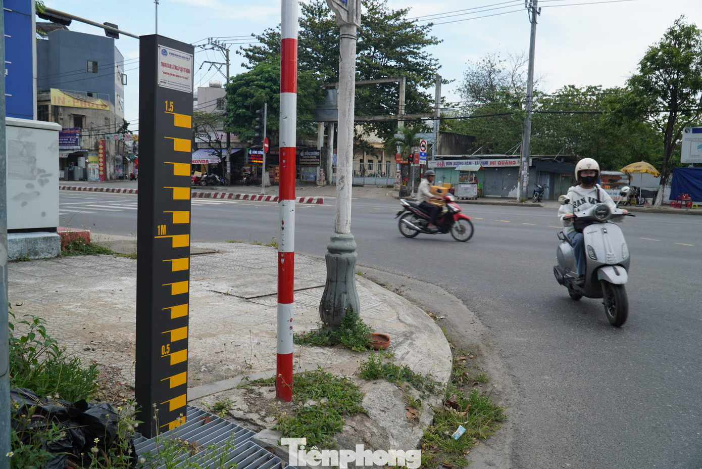Tại nút giao Lê Đại Hành - Nguyễn Phước Tần (quận Cẩm Lệ), một tháp khác cũng vừa mới lắp đặt trên vỉa hè. Theo BCH, các vị trí lắp đặt dựa trên khảo sát và thực tế ngập úng từ các năm trước. Tại nút giao Lê Đại Hành - Nguyễn Phước Tần (quận Cẩm Lệ), một tháp khác cũng vừa mới lắp đặt trên vỉa hè. Theo BCH, các vị trí lắp đặt dựa trên khảo sát và thực tế ngập úng từ các năm trước.