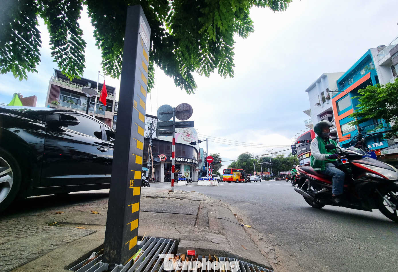 Khi trời mưa to, kéo dài, mực nước dâng đến mức 20cm trên tháp, tháp sẽ báo tin về hệ thống giám sát ngập lụt Đà Nẵng và Trung tâm Giám sát, điều hành thông minh (IOC). Từ dữ liệu này, các đơn vị chức năng sẽ cảnh báo cho người dân để lựa chọn hướng di chuyển phù hợp, tránh ngập nước. Khi trời mưa to, kéo dài, mực nước dâng đến mức 20cm trên tháp, tháp sẽ báo tin về hệ thống giám sát ngập lụt Đà Nẵng và Trung tâm Giám sát, điều hành thông minh (IOC). Từ dữ liệu này, các đơn vị chức năng sẽ cảnh báo cho người dân để lựa chọn hướng di chuyển phù hợp, tránh ngập nước.