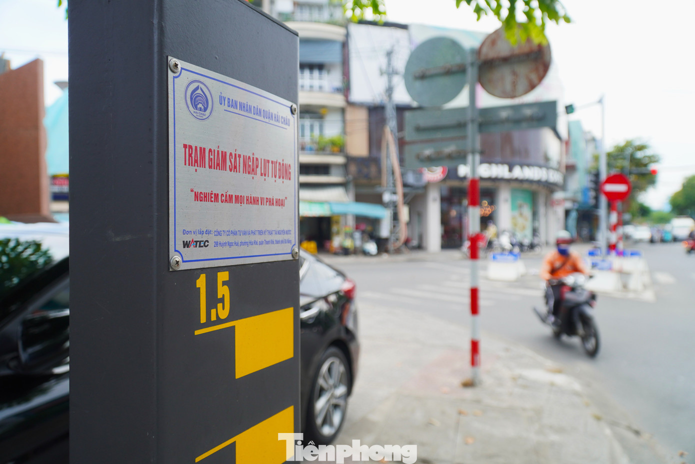Tại nút giao đường Quang Trung, Đống Đa, một tháp báo ngập được lắp trên vỉa hè đường Đống Đa với chiều cao hơn 1,5m. Tháp có thang đo từng mực nước cụ thể. Ảnh: Thanh Hiền. Tại nút giao đường Quang Trung, Đống Đa, một tháp báo ngập được lắp trên vỉa hè đường Đống Đa với chiều cao hơn 1,5m. Tháp có thang đo từng mực nước cụ thể. Ảnh: Thanh Hiền.