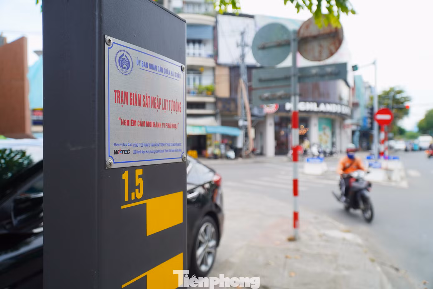 Tại nút giao đường Quang Trung, Đống Đa, một tháp báo ngập được lắp trên vỉa hè đường Đống Đa với chiều cao hơn 1,5m. Tháp có thang đo từng mực nước cụ thể. Ảnh: Thanh Hiền. Tại nút giao đường Quang Trung, Đống Đa, một tháp báo ngập được lắp trên vỉa hè đường Đống Đa với chiều cao hơn 1,5m. Tháp có thang đo từng mực nước cụ thể. Ảnh: Thanh Hiền.