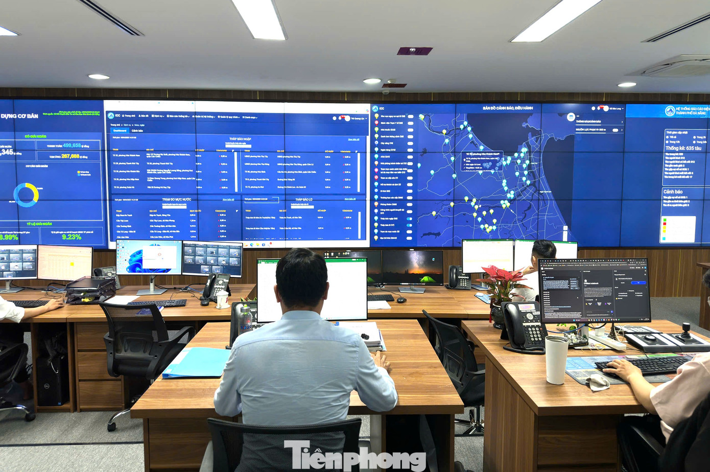 Ông Nguyễn Văn Quốc, Giám đốc IOC nhìn nhận, những tháp báo lũ, báo ngập này rất hữu ích trong việc cảnh báo, hướng dẫn người dân. Tại IOC, các nhân viên sẽ theo dõi vị trí và cập nhật dữ liệu từ các tháp báo về để gửi cảnh báo cho người dân chính xác, kịp thời nhất, hạn chế những rủi ro, thiệt hại trong mùa mưa lũ. Ông Nguyễn Văn Quốc, Giám đốc IOC nhìn nhận, những tháp báo lũ, báo ngập này rất hữu ích trong việc cảnh báo, hướng dẫn người dân. Tại IOC, các nhân viên sẽ theo dõi vị trí và cập nhật dữ liệu từ các tháp báo về để gửi cảnh báo cho người dân chính xác, kịp thời nhất, hạn chế những rủi ro, thiệt hại trong mùa mưa lũ.