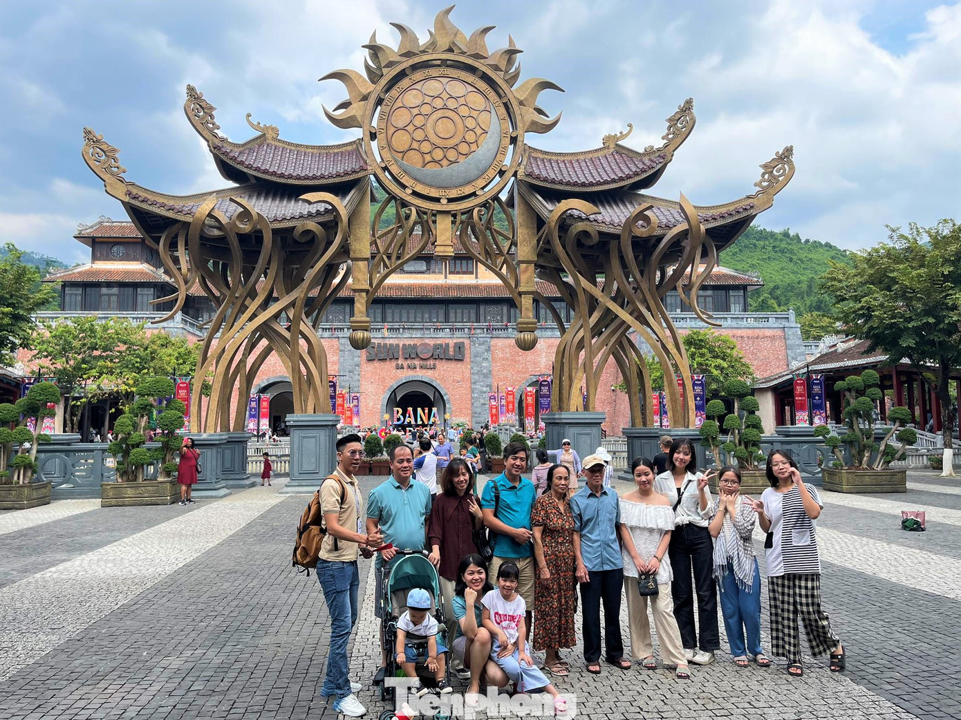 Du khách đến tham quan Khu du lịch Bà Nà. Các khu điểm du lịch tổ chức nhiều hoạt động, sự kiện hấp dẫn. Bảo tàng Mỹ Thuật tổ chức triển lãm “Mỹ thuật Trẻ - Đà Nẵng”; Khu du lịch Sun World Bà Nà Hills trình diễn ánh sáng 3D Mapping, chuỗi 5 minishow độc đáo, hoạt động Bà Nà By Night…; Công viên suối khoáng nóng Núi Thần Tài ưu đãi miễn phí chèo thuyền Kazak và đạp thuyền nước khám phá dòng sông tình yêu; Khu du lịch Suối Lương tổ chức đêm nhạc live acoustic và chiếu phim; Công viên Châu Á tổ chức show Múa rối nước, trình diễn Lân Sư Rồng...