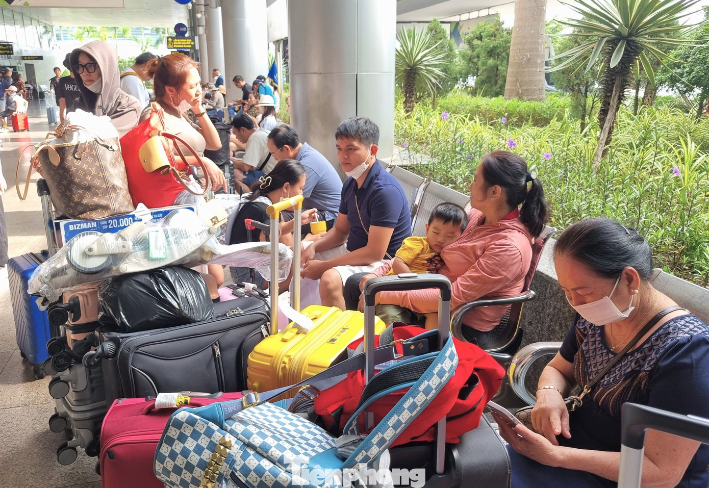 Rất nhiều nhóm du khách gia đình. Ông Nguyễn Hữu Lâm (TPHCM) cho hay, hai gia đình thông gia tới Đà Nẵng chơi 3 ngày 2 đêm, sau đó sẽ quay trở về để mọi người đi làm và các cháu bước vào năm học mới.