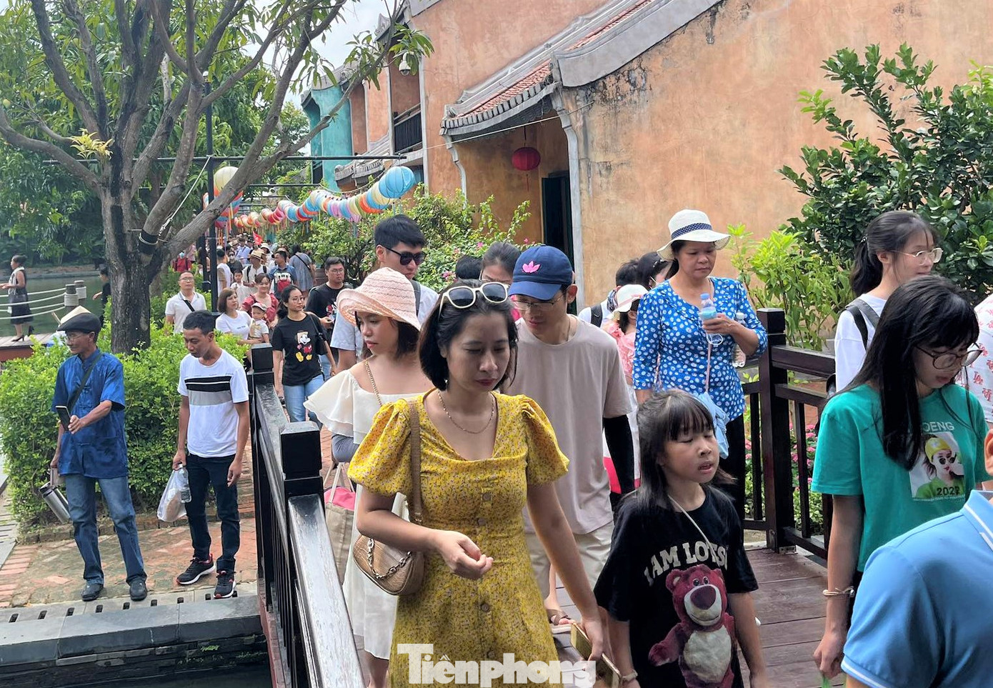 Thời tiết trong ngày nghỉ lễ đầu tiên mát mẻ, không có mưa, thuận lợi cho khách di chuyển, vui chơi ngoài trời.