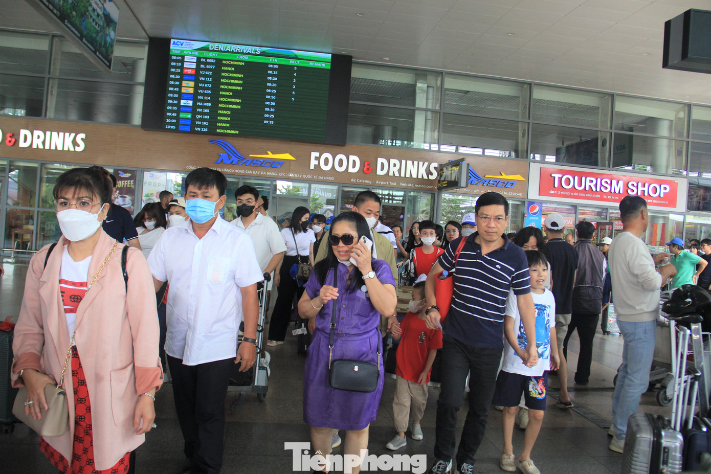 Ghi nhận tại ga quốc nội, sân bay Đà Nẵng trong sáng cùng ngày, từng đoàn du khách hàng trăm người nối tiếp nhau đến thành phố. Chủ yếu là du khách đến từ Hà Nội và TPHCM.