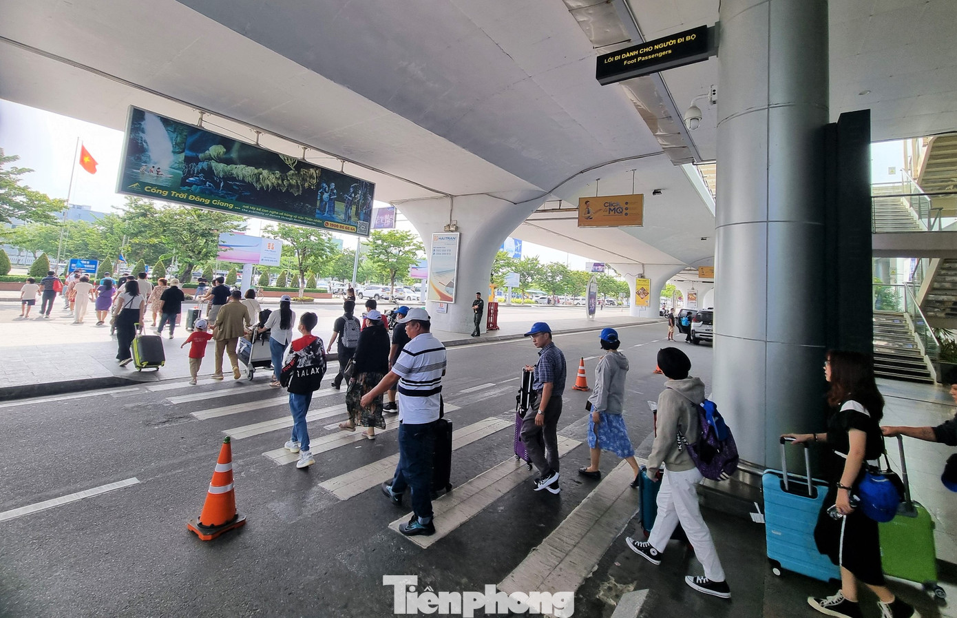 Du khách nối nhau đến sân bay Đà Nẵng, bắt đầu chuyến du lịch trong kỳ nghỉ lễ 2/9. (Ảnh: Thanh Trần)