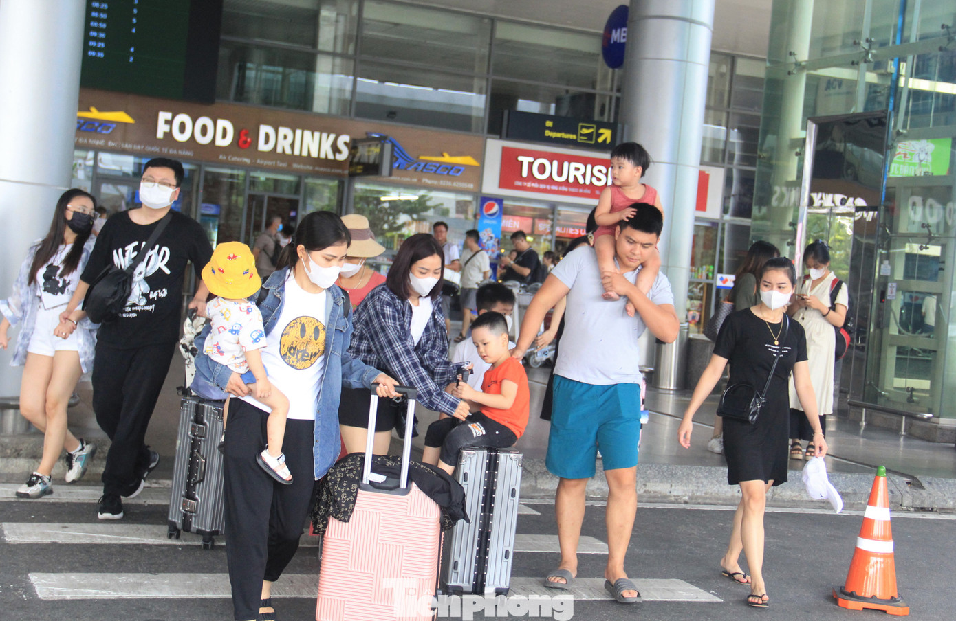 Du khách đến Đà Nẵng mùa hè này nhận được nhiều ưu đãi, nhiều lựa chọn. Ảnh: Thanh Hiền. Du khách đến Đà Nẵng mùa hè này nhận được nhiều ưu đãi, nhiều lựa chọn. Ảnh: Thanh Hiền.