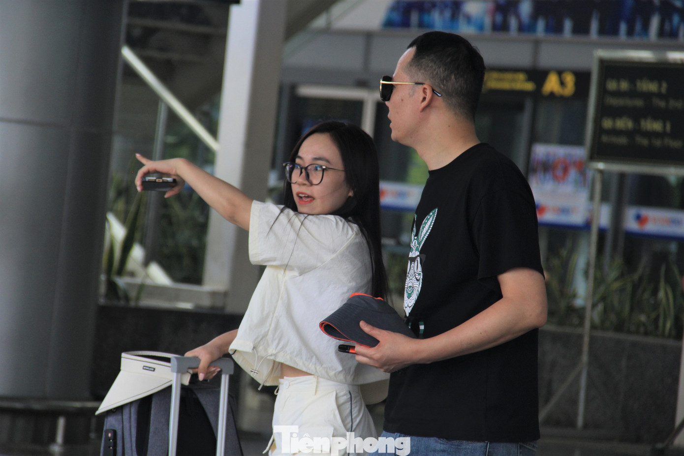 Đôi bạn trẻ đến Đà Nẵng du lịch.