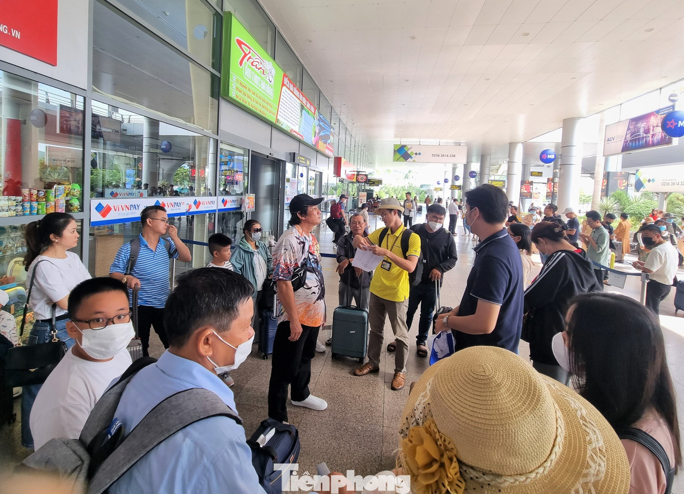 Hướng dẫn viên đón tiếp, thông báo lịch trình cho hành khách tại sân bay.