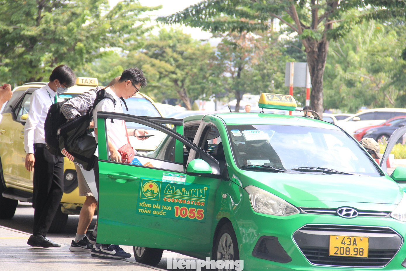 Các hãng taxi đón khách liên tục.