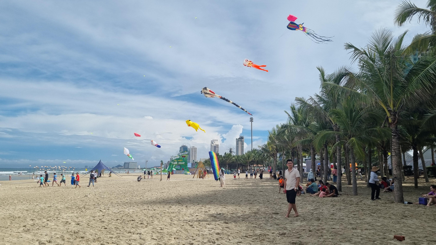 Giữa chiều, thời tiết nắng nóng nhưng những bãi biển rực rỡ sắc màu vẫn thu hút du khách. Chị Thảo Nguyên (29 tuổi, quê Quảng Trị) chia sẻ rất thích thú khi nhìn thấy những cánh diều bay trên bầu trời.