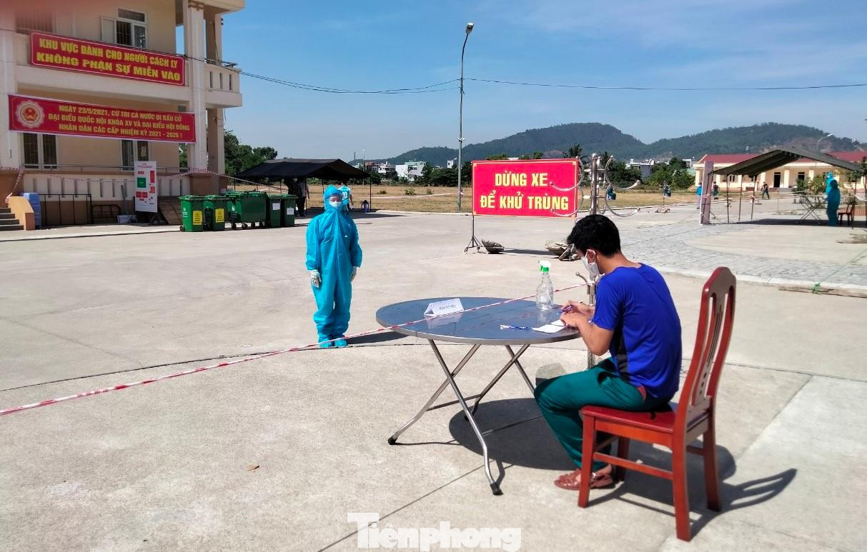 Mỗi cử tri sẽ lần lượt đến lựa chọn người bầu cử, đóng dấu, bỏ phiếu. Tất cả các khâu này đều phải trải qua bước sát khuẩn.