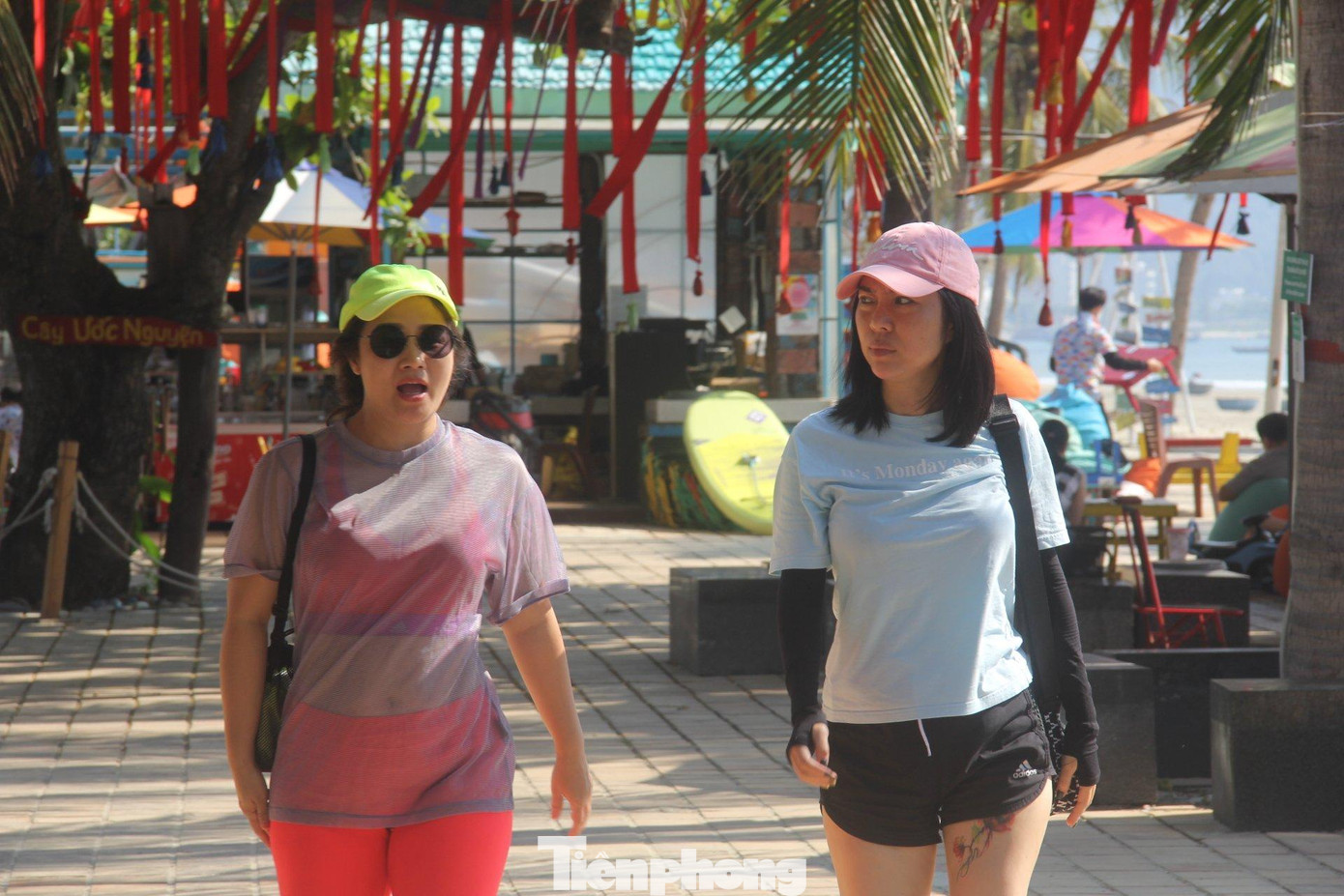 Du khách dạo chơi bên bờ biển Đà Nẵng.