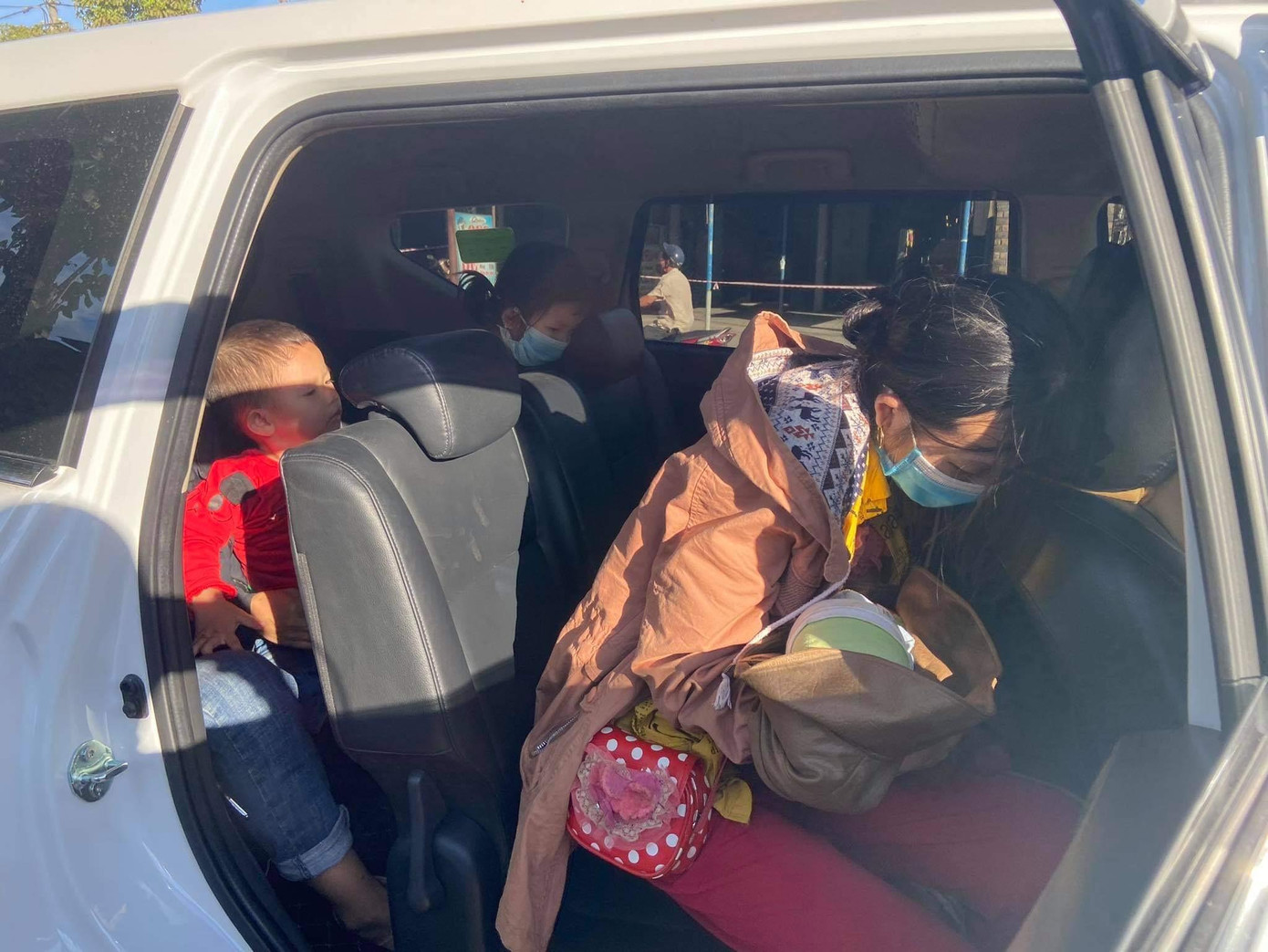 Trên xe còn có thêm một gia đình với hai em bé. Ảnh: VT.