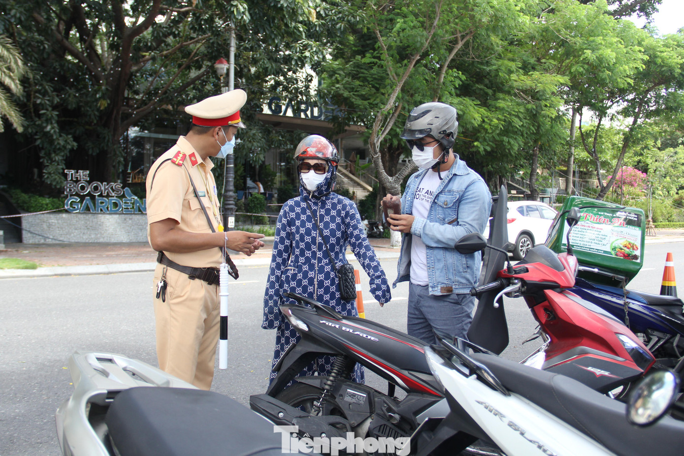 CSGT kiểm tra một số trường hợp lưu thông trên đường. Ảnh: Thanh Trần.
