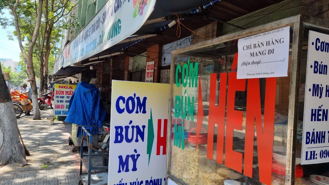 Các quán ăn trên đường Ngô Gia Tự dán biển "Chỉ bán hàng mang đi". Ảnh: Thanh Trần.