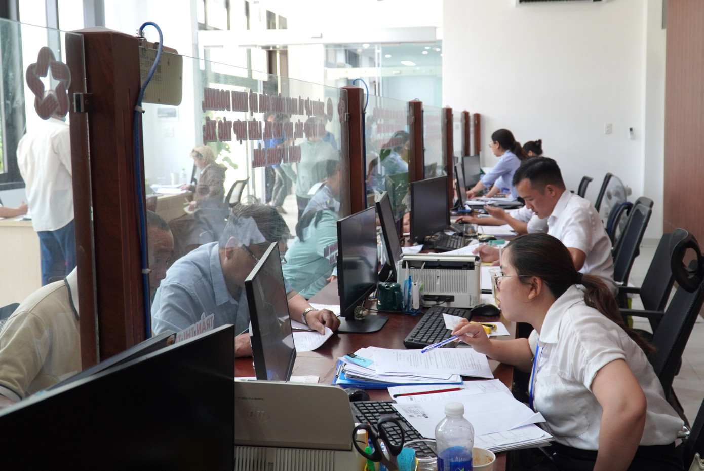 Người dân từ các phường Hòa Cường, Sơn Trà, Cẩm Lệ, một số phường ở xa (khu vực tỉnh Quảng Nam cũ) cũng đến Trung tâm phục vụ hành chính công phường Hải Châu làm thủ tục hành chính. Người dân từ các phường Hòa Cường, Sơn Trà, Cẩm Lệ, một số phường ở xa (khu vực tỉnh Quảng Nam cũ) cũng đến Trung tâm phục vụ hành chính công phường Hải Châu làm thủ tục hành chính.