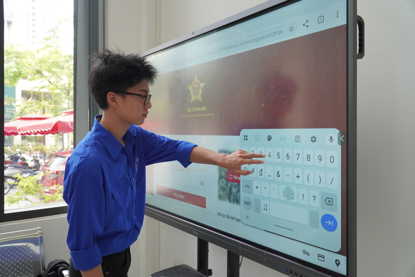 Tại đây còn có đội ngũ tình nguyện viên túc trực để hỗ trợ người dân, nhất là những người già trong việc kiểm tra thông tin, kê khai hồ sơ... Tại đây còn có đội ngũ tình nguyện viên túc trực để hỗ trợ người dân, nhất là những người già trong việc kiểm tra thông tin, kê khai hồ sơ...