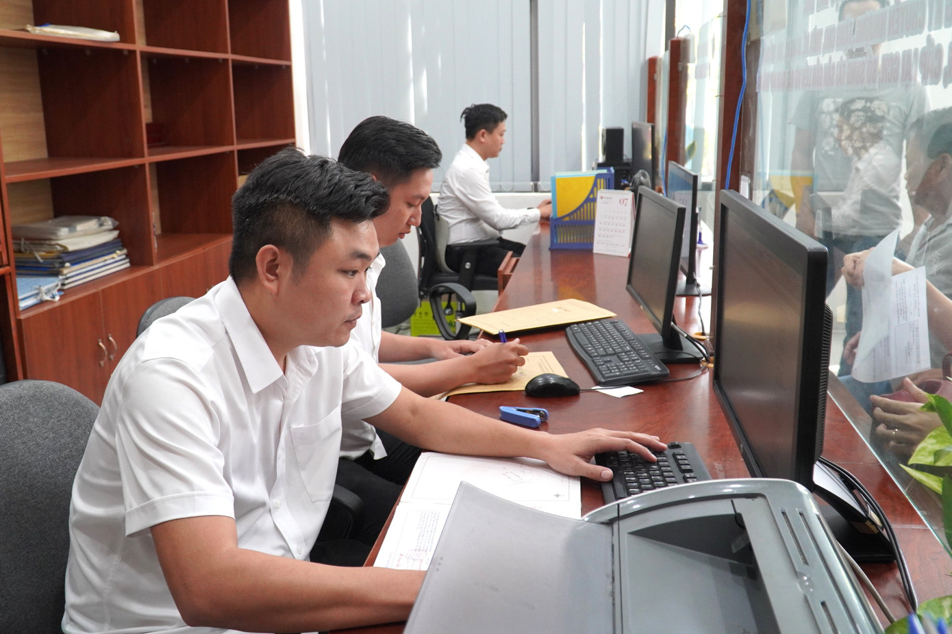 Với nguyên tắc "phi địa giới hành chính", người dân có thể tới bất kỳ Trung tâm phục vụ hành chính công nào để giải quyết thủ tục mà không phụ thuộc vào nơi cư trú. Chị Thu Hương (phường Cẩm Lệ) cho hay do công việc của chị ở trung tâm thành phố nên tranh thủ giờ nghỉ đã chạy đến Trung tâm phục vụ hành chính công phường Hải Châu để xác nhận giấy tờ. "Khi vào tôi được hướng dẫn rất tận tình từ kê khai đến nhập thông tin lên hệ thống. Trình tự rất rõ ràng, nhanh chóng, giải quyết trong... 3 nốt nhạc", chị nói. Với nguyên tắc "phi địa giới hành chính", người dân có thể tới bất kỳ Trung tâm phục vụ hành chính công nào để giải quyết thủ tục mà không phụ thuộc vào nơi cư trú. Chị Thu Hương (phường Cẩm Lệ) cho hay do công việc của chị ở trung tâm thành phố nên tranh thủ giờ nghỉ đã chạy đến Trung tâm phục vụ hành chính công phường Hải Châu để xác nhận giấy tờ. "Khi vào tôi được hướng dẫn rất tận tình từ kê khai đến nhập thông tin lên hệ thống. Trình tự rất rõ ràng, nhanh chóng, giải quyết trong... 3 nốt nhạc", chị nói.