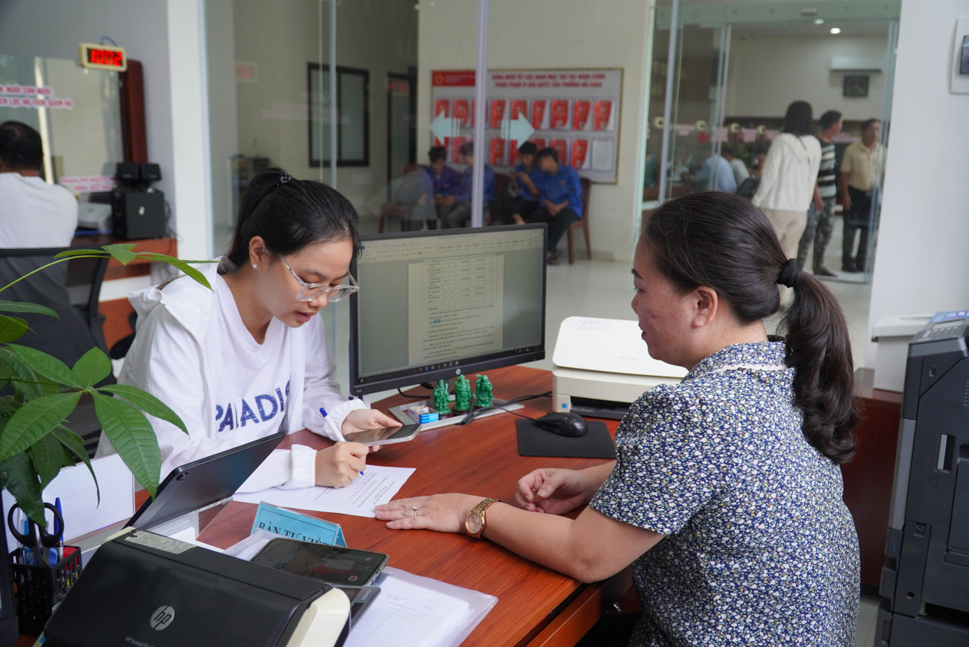 Sau khi giải đáp thắc mắc, chị Thư được phát giấy kê khai thông tin, hướng dẫn nhập thông tin lên hệ thống. Hai mẹ con chị chia sẻ rất hài lòng vì quá tiện lợi, đỡ mất thời gian. Sau khi giải đáp thắc mắc, chị Thư được phát giấy kê khai thông tin, hướng dẫn nhập thông tin lên hệ thống. Hai mẹ con chị chia sẻ rất hài lòng vì quá tiện lợi, đỡ mất thời gian.