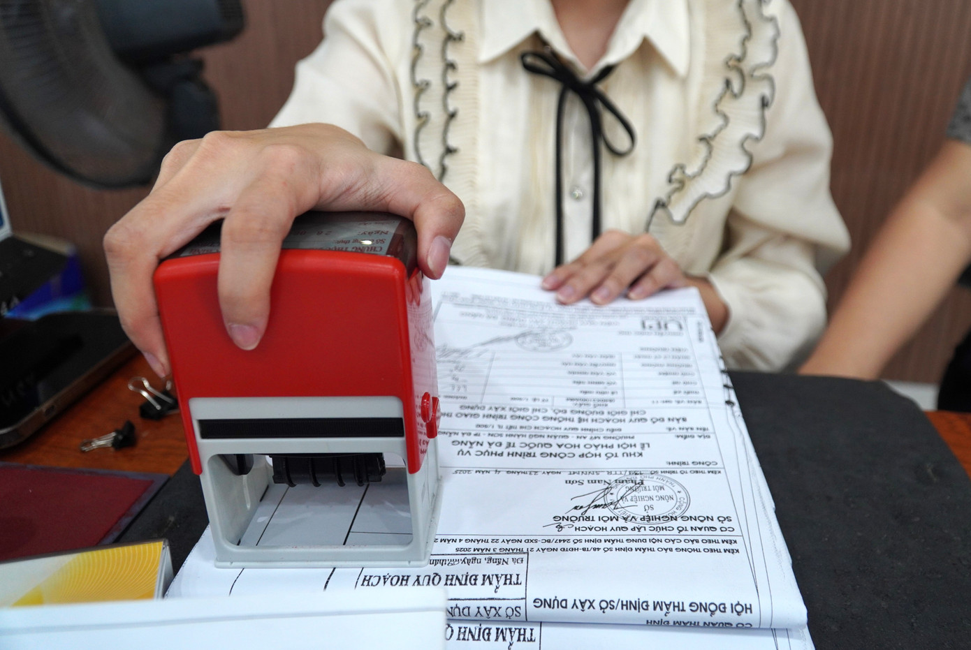 Nhiều nhất là lĩnh vực hộ tịch, chứng thực bản sao, xác nhận tình trạng hôn nhân… Từ ngày 1/7 đến nay, hầu như ngày nào Trung tâm phục vụ hành chính công phường Hải Châu cũng giải quyết thủ tục cho công dân các phường khác. Do đây là phường nằm ở trung tâm thành phố, gần nơi làm việc của người dân. Một số người sau khi sắp xếp xã phường còn lóng ngóng không biết nên đến đâu làm thủ tục cũng được Trung tâm hỗ trợ. Nhiều nhất là lĩnh vực hộ tịch, chứng thực bản sao, xác nhận tình trạng hôn nhân… Từ ngày 1/7 đến nay, hầu như ngày nào Trung tâm phục vụ hành chính công phường Hải Châu cũng giải quyết thủ tục cho công dân các phường khác. Do đây là phường nằm ở trung tâm thành phố, gần nơi làm việc của người dân. Một số người sau khi sắp xếp xã phường còn lóng ngóng không biết nên đến đâu làm thủ tục cũng được Trung tâm hỗ trợ.