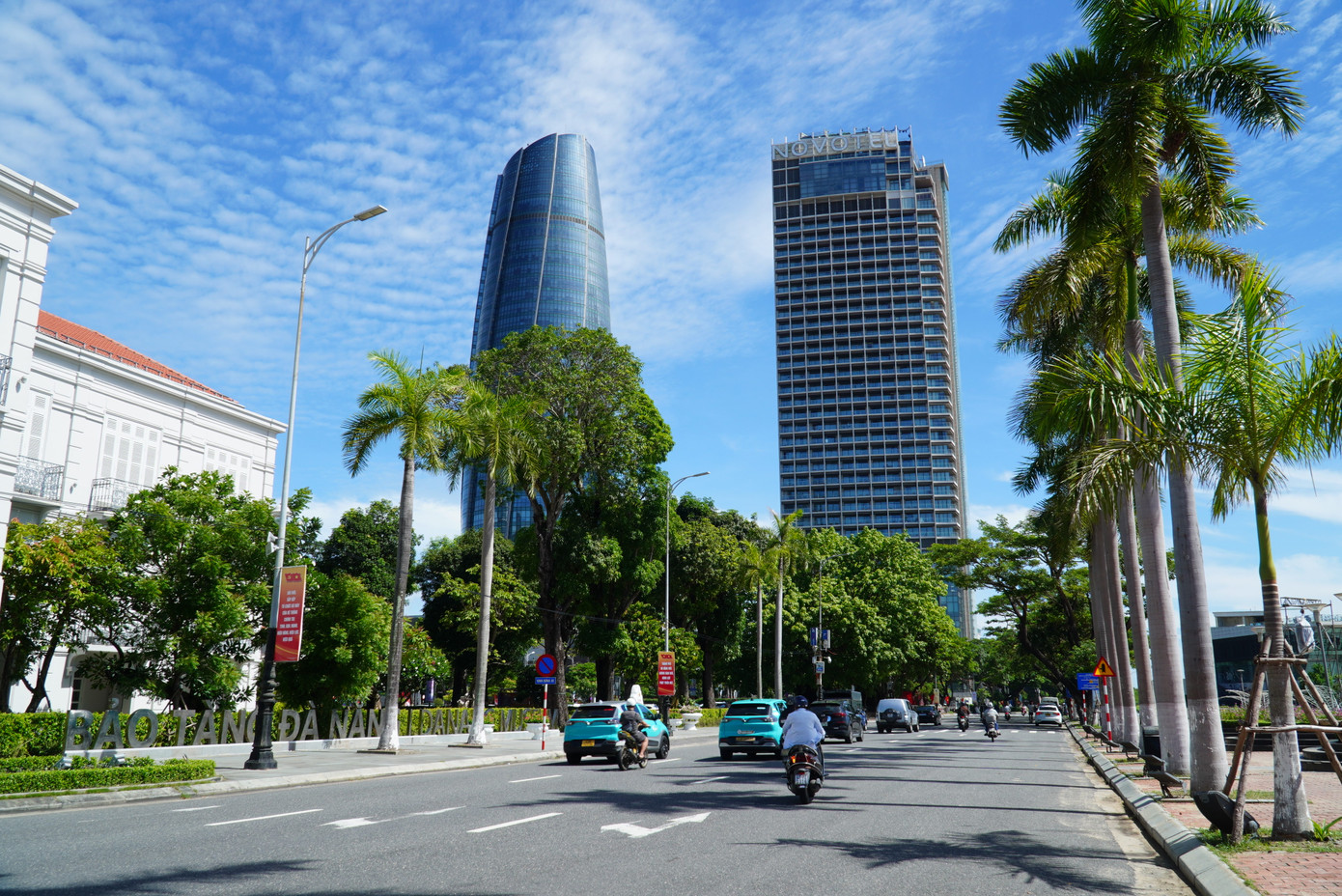 Việc giải quyết thủ tục phi địa giới hành chính tạo thuận lợi cho người dân, tiết kiệm thời gian, công sức, nhất là khi địa bàn TP Đà Nẵng rộng lớn. Người dân có thể đến nơi nào thuận tiện nhất để làm giấy tờ, không nhất thiết phải quay về địa phương nơi cư trú. Việc giải quyết thủ tục phi địa giới hành chính tạo thuận lợi cho người dân, tiết kiệm thời gian, công sức, nhất là khi địa bàn TP Đà Nẵng rộng lớn. Người dân có thể đến nơi nào thuận tiện nhất để làm giấy tờ, không nhất thiết phải quay về địa phương nơi cư trú.