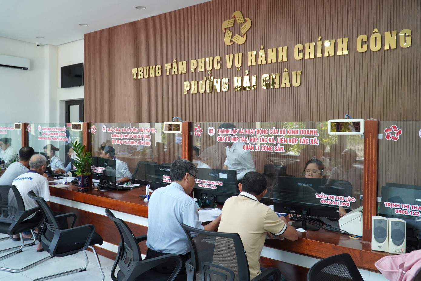 Với nguyên tắc "phi địa giới hành chính", người dân có thể tới bất kỳ Trung tâm phục vụ hành chính công nào để giải quyết thủ tục mà không phụ thuộc vào nơi cư trú. Những ngày qua, Trung tâm phục vụ hành chính công phường Hải Châu (TP Đà Nẵng) ghi nhận rất nhiều trường hợp là công dân từ các phường khác đến làm thủ tục. Chị Anh Thư (phường Hòa Cường) đến xác nhận tình trạng hôn nhân. Khi đến Trung tâm, chị Thư khá bối rối vì nhà ở phường Hòa Cường, nhưng có việc ở gần đây nên hai mẹ con chị vào làm thủ tục. Chị Thư và mẹ lo khác phường sẽ không làm được, tuy nhiên sau khi trình bày, bộ phận hướng dẫn cho hay chị vẫn có thể nộp thủ tục xác nhận tình trạng hôn nhân tại đây lên cổng dịch vụ công quốc gia thông qua quầy hướng dẫn thủ tục phi địa giới hành chính mà không cần quay về phường Hòa Cường. Với nguyên tắc "phi địa giới hành chính", người dân có thể tới bất kỳ Trung tâm phục vụ hành chính công nào để giải quyết thủ tục mà không phụ thuộc vào nơi cư trú. Những ngày qua, Trung tâm phục vụ hành chính công phường Hải Châu (TP Đà Nẵng) ghi nhận rất nhiều trường hợp là công dân từ các phường khác đến làm thủ tục. Chị Anh Thư (phường Hòa Cường) đến xác nhận tình trạng hôn nhân. Khi đến Trung tâm, chị Thư khá bối rối vì nhà ở phường Hòa Cường, nhưng có việc ở gần đây nên hai mẹ con chị vào làm thủ tục. Chị Thư và mẹ lo khác phường sẽ không làm được, tuy nhiên sau khi trình bày, bộ phận hướng dẫn cho hay chị vẫn có thể nộp thủ tục xác nhận tình trạng hôn nhân tại đây lên cổng dịch vụ công quốc gia thông qua quầy hướng dẫn thủ tục phi địa giới hành chính mà không cần quay về phường Hòa Cường.