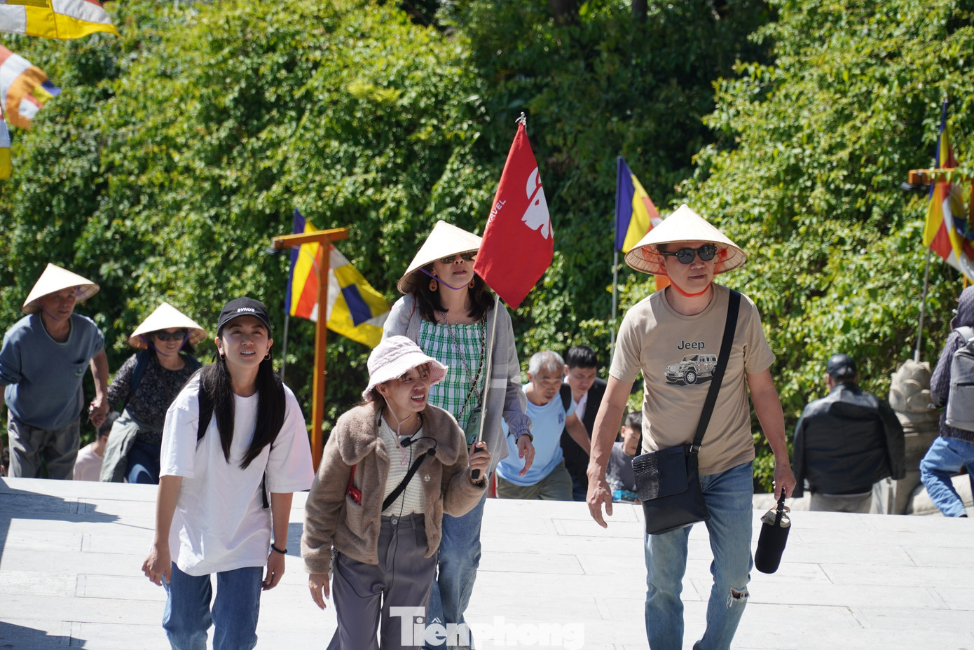 Anh Thanh Long (hướng dẫn viên du lịch) cho hay lịch trình dẫn khách Hàn Quốc dịp Tết năm nay của anh đi đến nhiều địa điểm như Bà Nà, Bảo tàng Điêu khắc Chăm, danh thắng Ngũ Hành Sơn... &quot;Khi tới chùa Linh Ứng, các du khách bất ngờ vì đông đúc và họ cũng rất vui vì biết thêm văn hóa lễ chùa đầu năm của người Việt&quot;, anh nói.