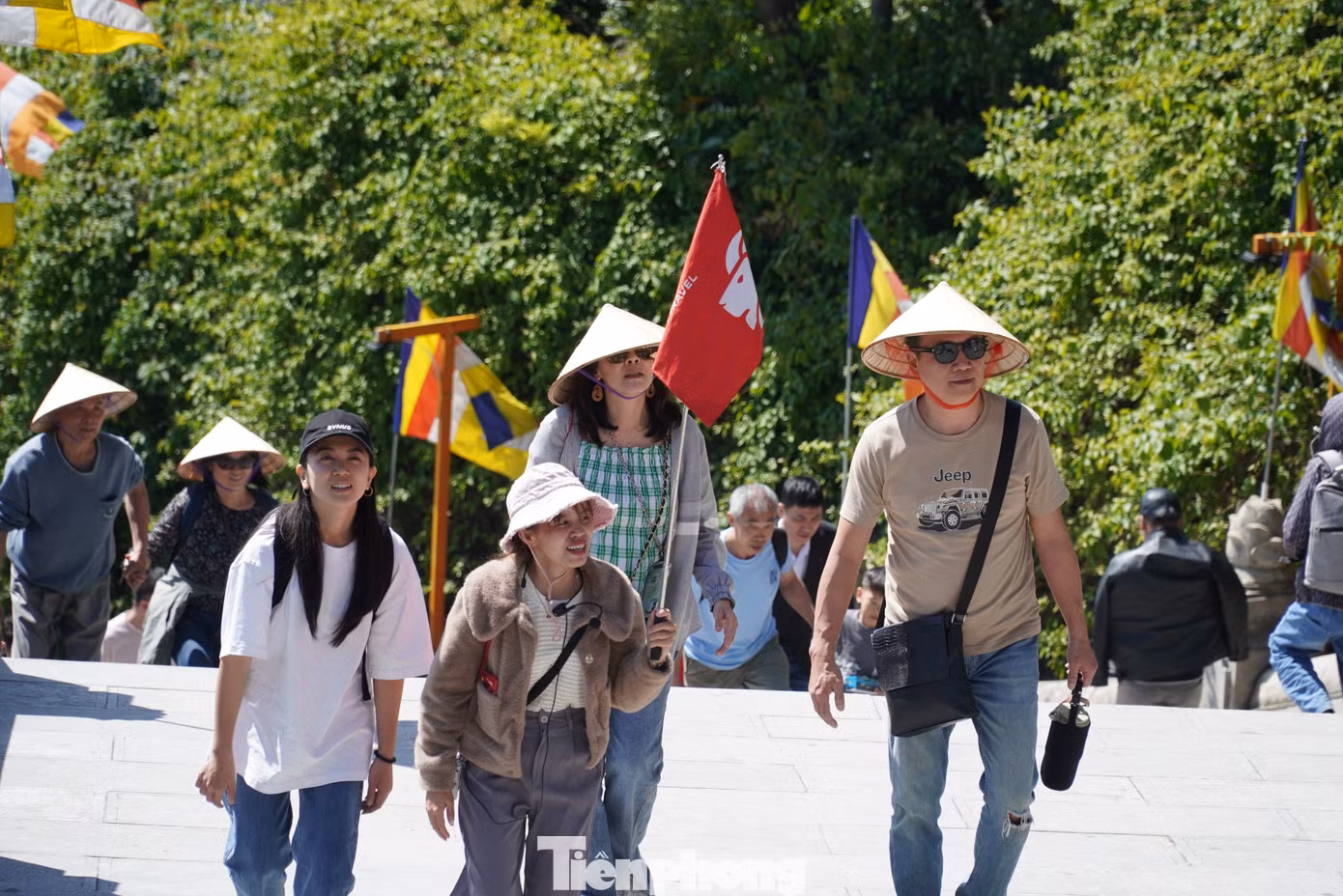 Anh Thanh Long (hướng dẫn viên du lịch) cho hay lịch trình dẫn khách Hàn Quốc dịp Tết năm nay của anh đi đến nhiều địa điểm như Bà Nà, Bảo tàng Điêu khắc Chăm, danh thắng Ngũ Hành Sơn... "Khi tới chùa Linh Ứng, các du khách bất ngờ vì đông đúc và họ cũng rất vui vì biết thêm văn hóa lễ chùa đầu năm của người Việt", anh nói.