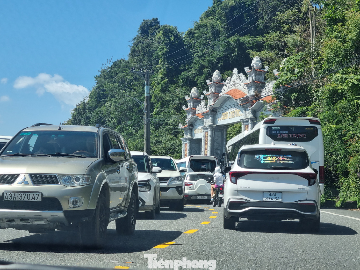 Dòng xe không ngớt, đơn vị chức năng phải cắm bảng bãi đổ xe từ 4-52 chỗ quá tải. Khu vực trước đoạn đường rẽ vào chùa xe nhúc nhích, bò từng chút một.