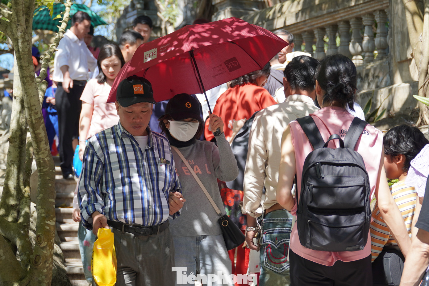 Với vị trí đắc địa, không chỉ dịp Tết, ngày thường ngôi chùa cũng đón những đoàn phật tử, du khách từ khắp nơi đổ về.