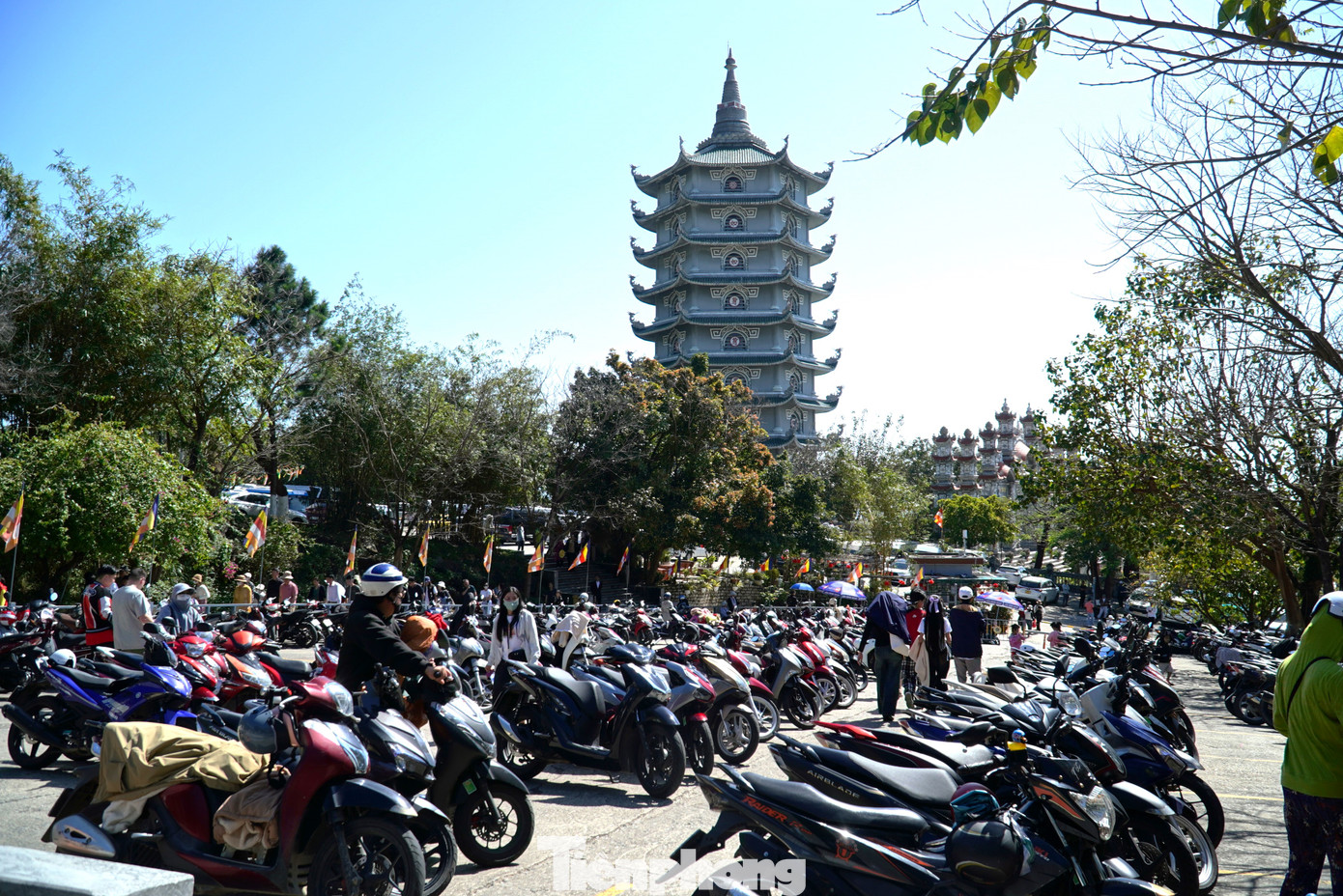 Bãi ô tô, xe máy nêm chặt.