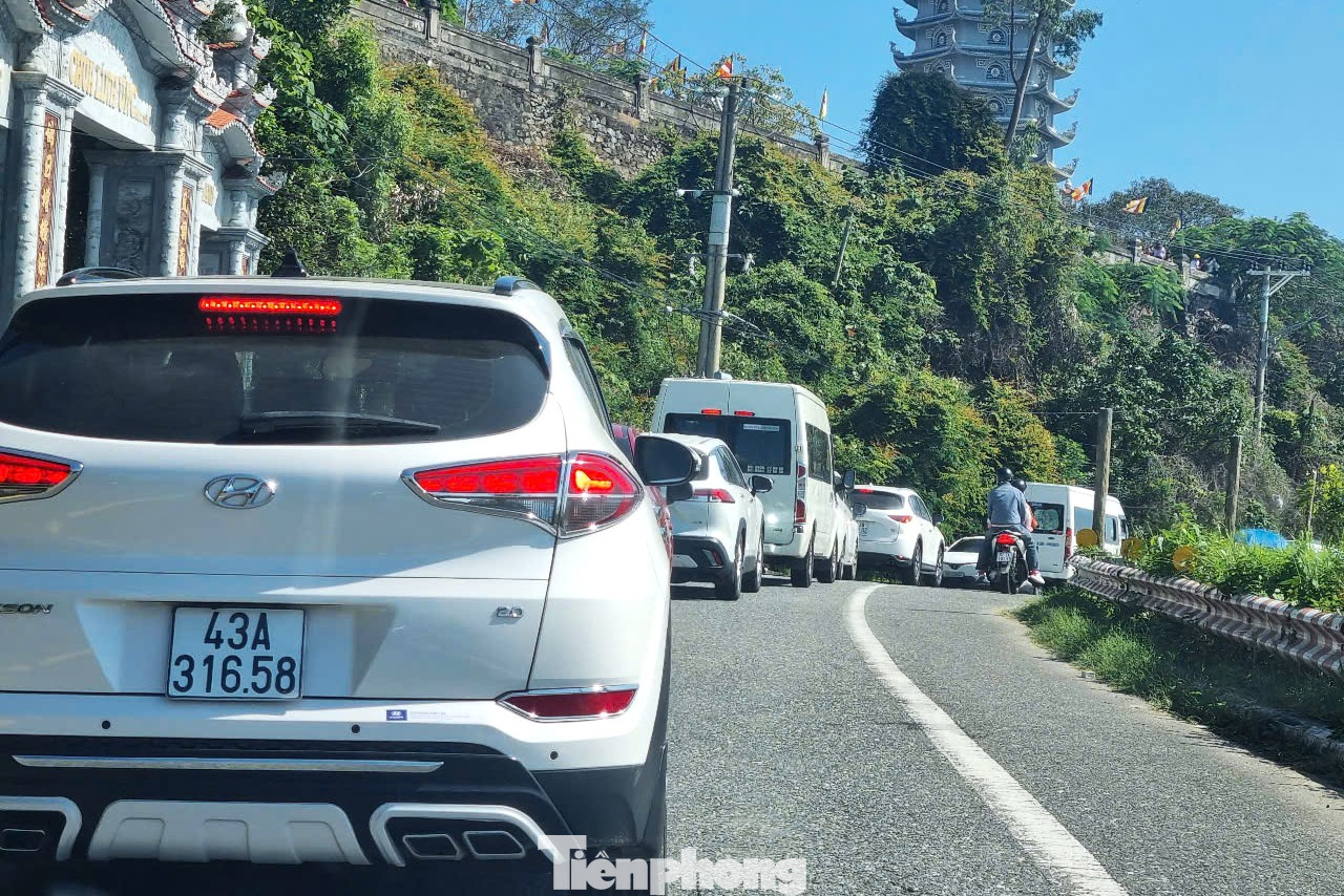 Chùa Linh Ứng được xây dựng trên khu đất rộng 12 ha ở bán đảo Sơn Trà, được xem là ngôi chùa lớn nhất ở thành phố Đà Nẵng cả về quy mô cũng như kiến trúc nghệ thuật. Đoàn xe nối nhau trên đường lên chùa Linh Ứng. Bà Hoàng Thị Dung (64 tuổi, Đà Nẵng) cho hay năm nào cả nhà bà cũng đi lễ chùa dịp Tết. Rút kinh nghiệm những năm trước Mùng 1, Mùng 2 đường rất đông nên năm nay bà đi muộn hơn. Tuy nhiên xe cộ vẫn tấp nập. Ảnh: Thanh Hiền.