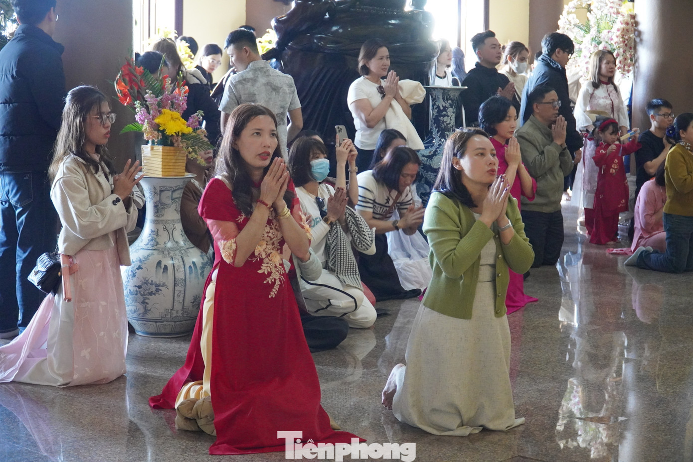 Người dân lên chùa cầu an đầu năm mới. Ngôi chùa tựa lưng vào núi, mặt hướng về biển. Điện chính của chùa có sức chứa lớn, là nơi trang nghiêm và thanh tịnh nhất.