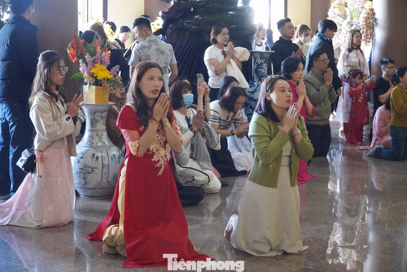 Người dân lên chùa cầu an đầu năm mới. Ngôi chùa tựa lưng vào núi, mặt hướng về biển. Điện chính của chùa có sức chứa lớn, là nơi trang nghiêm và thanh tịnh nhất.