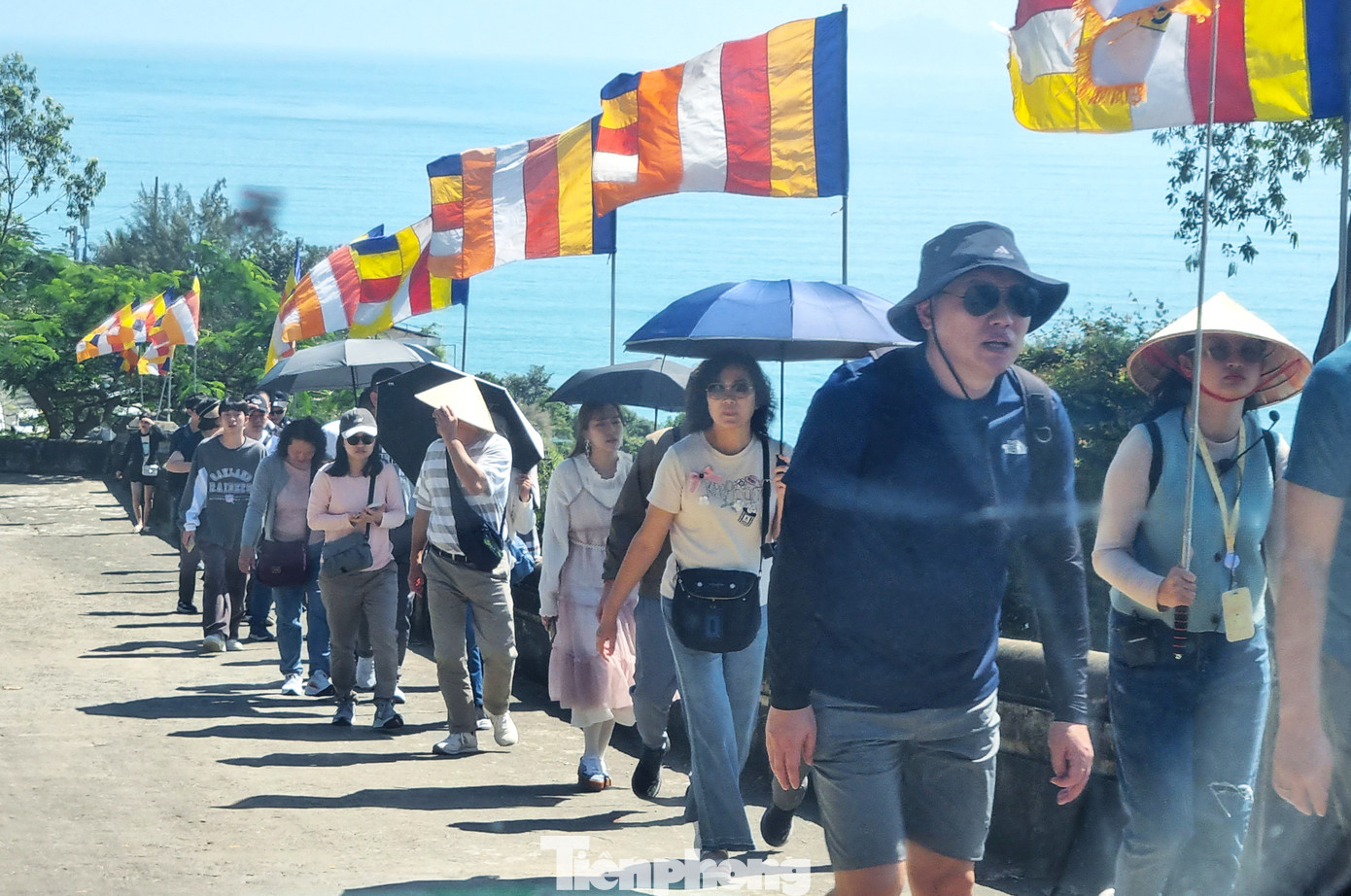 Với vị trí đắc địa, không chỉ dịp Tết, ngày thường ngôi chùa cũng đón những đoàn phật tử, du khách từ khắp nơi đổ về.