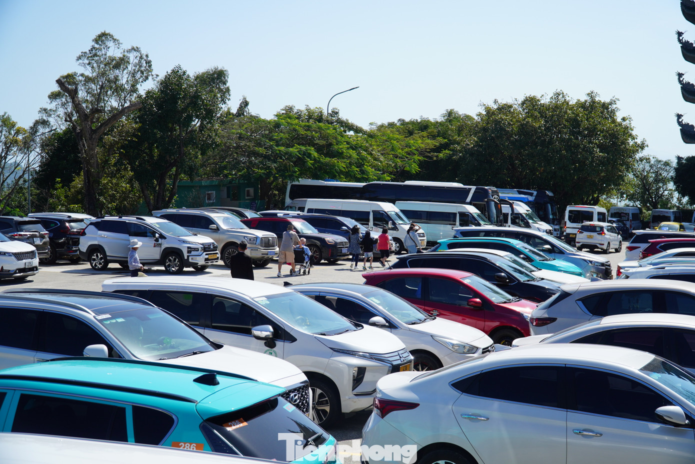 Bãi ô tô, xe máy nêm chặt.
