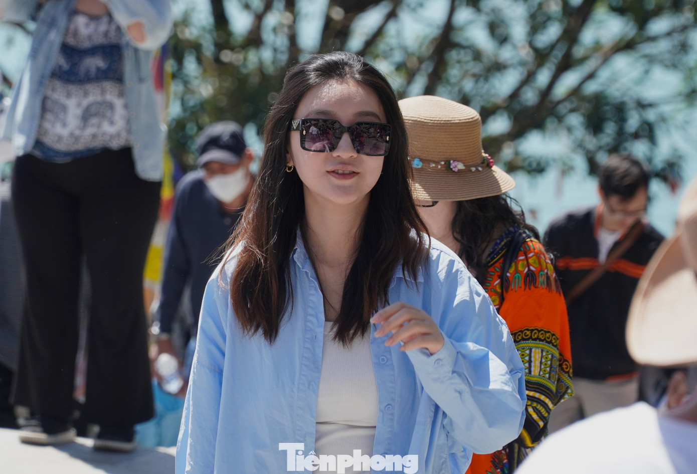 Nhiều bạn trẻ dành thời gian đi lễ chùa đầu năm.