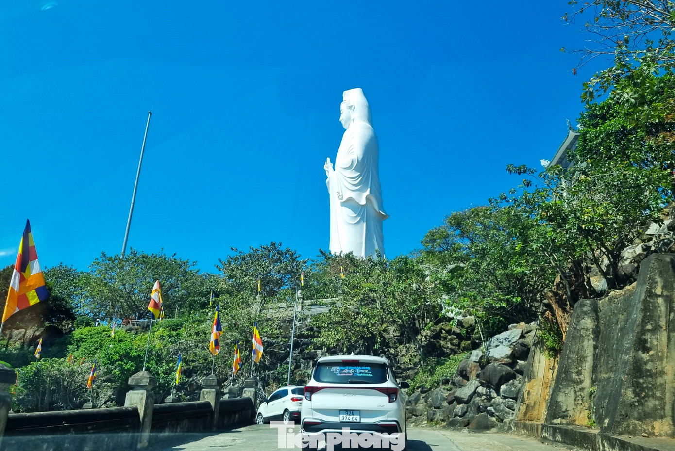 Chùa Linh Ứng có tượng Phật Quan Thế Âm được xem là cao nhất Việt Nam (cao 67 m, đường kính tòa sen 35 m). Tượng đứng tựa lưng vào núi, hướng ra biển, một tay bắt ấn tam muội, tay kia cầm bình nước cam lồ như rưới an bình cho những ngư dân đang vươn khơi xa. Trên mão tượng Quan Âm có tượng Phật Tổ cao 2 m. Trong lòng tượng có 17 tầng, mỗi tầng đều có bệ thờ tổng cộng 21 bức tượng Phật với hình dáng, vẻ mặt, tư thế khác nhau, gọi là “Phật trung hữu Phật”.