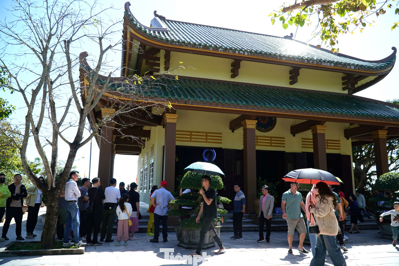 Thời tiết nắng đẹp khiến các phật tử, người dân, du khách lên chùa đông đúc.