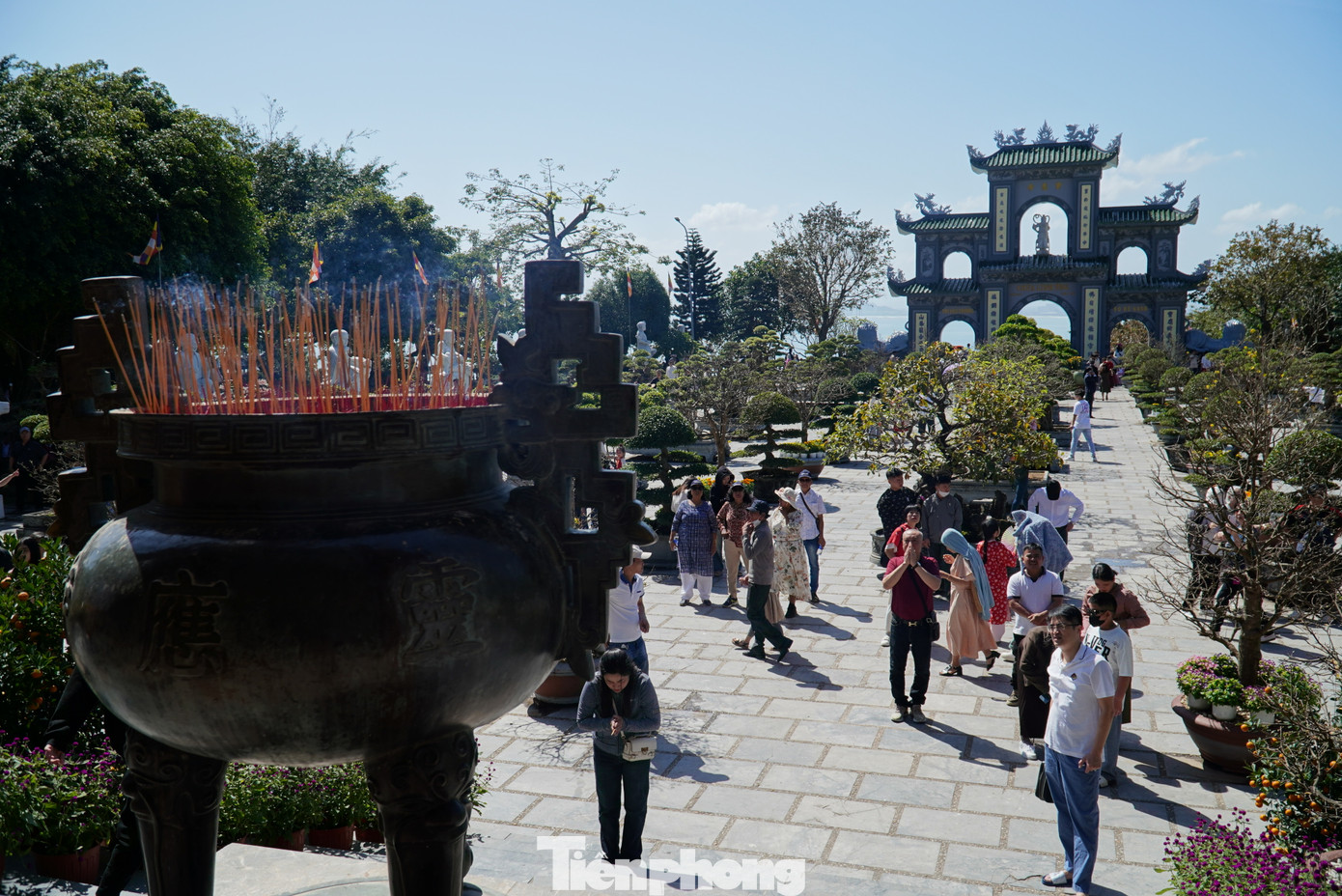 Người dân lên chùa cầu an đầu năm mới. Ngôi chùa tựa lưng vào núi, mặt hướng về biển. Điện chính của chùa có sức chứa lớn, là nơi trang nghiêm và thanh tịnh nhất.