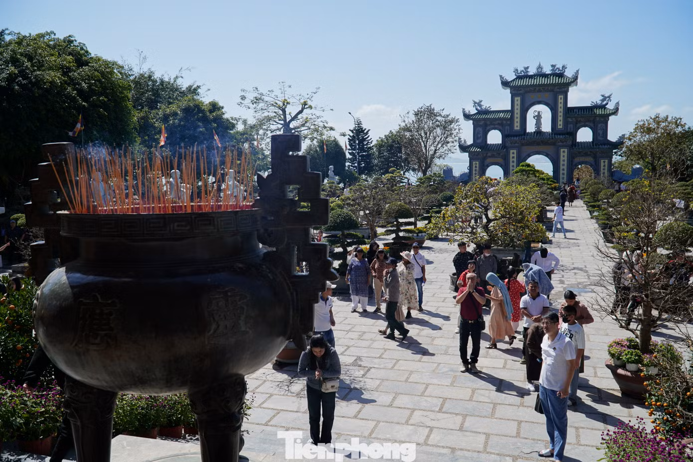 Người dân lên chùa cầu an đầu năm mới. Ngôi chùa tựa lưng vào núi, mặt hướng về biển. Điện chính của chùa có sức chứa lớn, là nơi trang nghiêm và thanh tịnh nhất.
