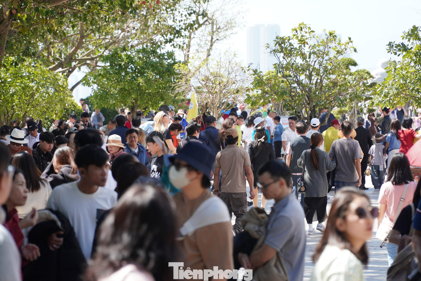 Sân chùa đông nghẹt người. &quot;Gia đình tôi đi du xuân gần 15 người, ai cũng muốn một lần đến chùa Linh ứng dâng hương và tận mắt ngắm tượng Phật Quan Thế Âm, cảnh quan biển núi xung quanh vì trước đây xem trên mạng thấy quá đẹp”, chị Nguyễn Thị Xuân (54 tuổi, quê Quảng Trị) nói.