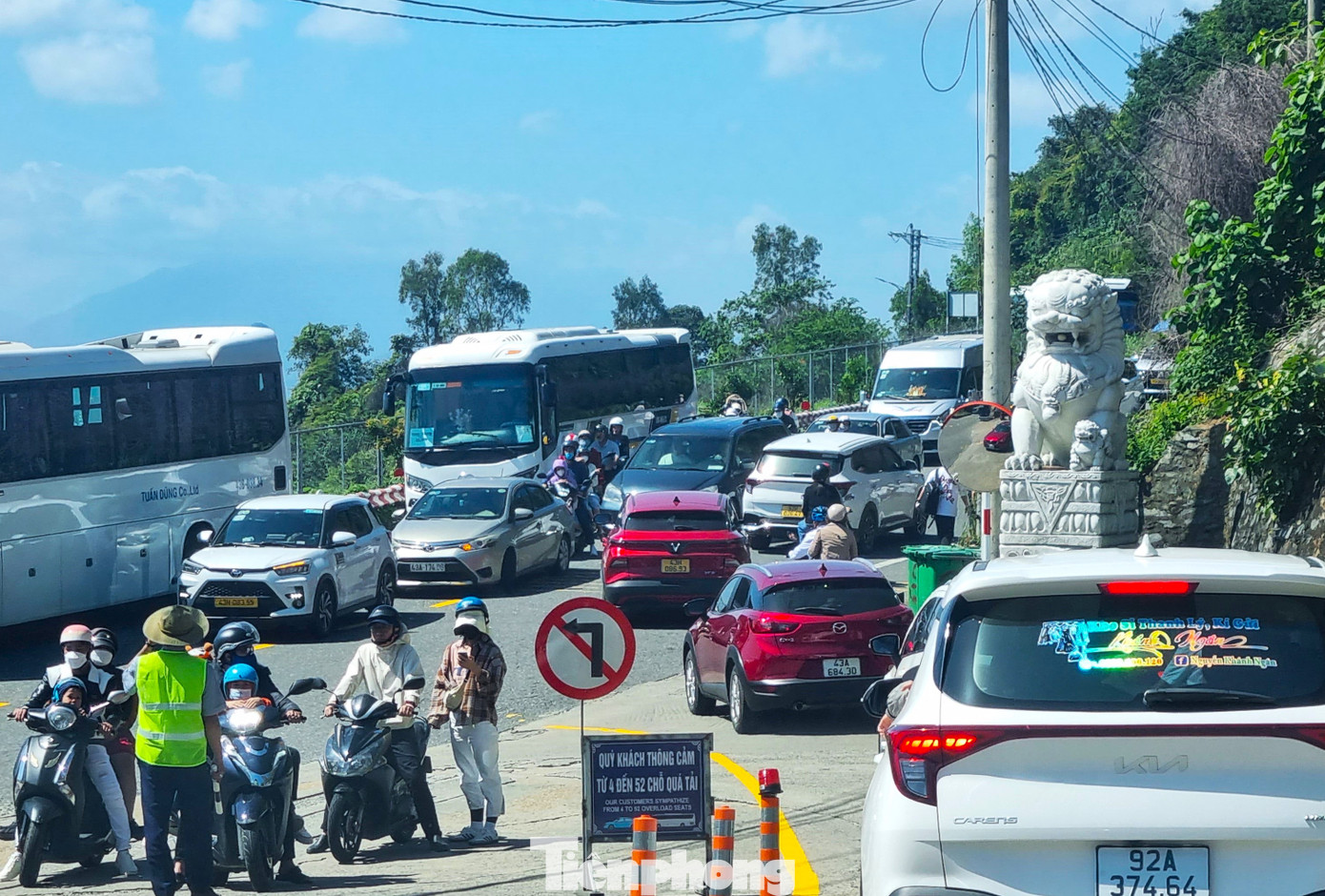 Dòng xe không ngớt, đơn vị chức năng phải cắm bảng bãi đổ xe từ 4-52 chỗ quá tải. Khu vực trước đoạn đường rẽ vào chùa xe nhúc nhích, bò từng chút một.