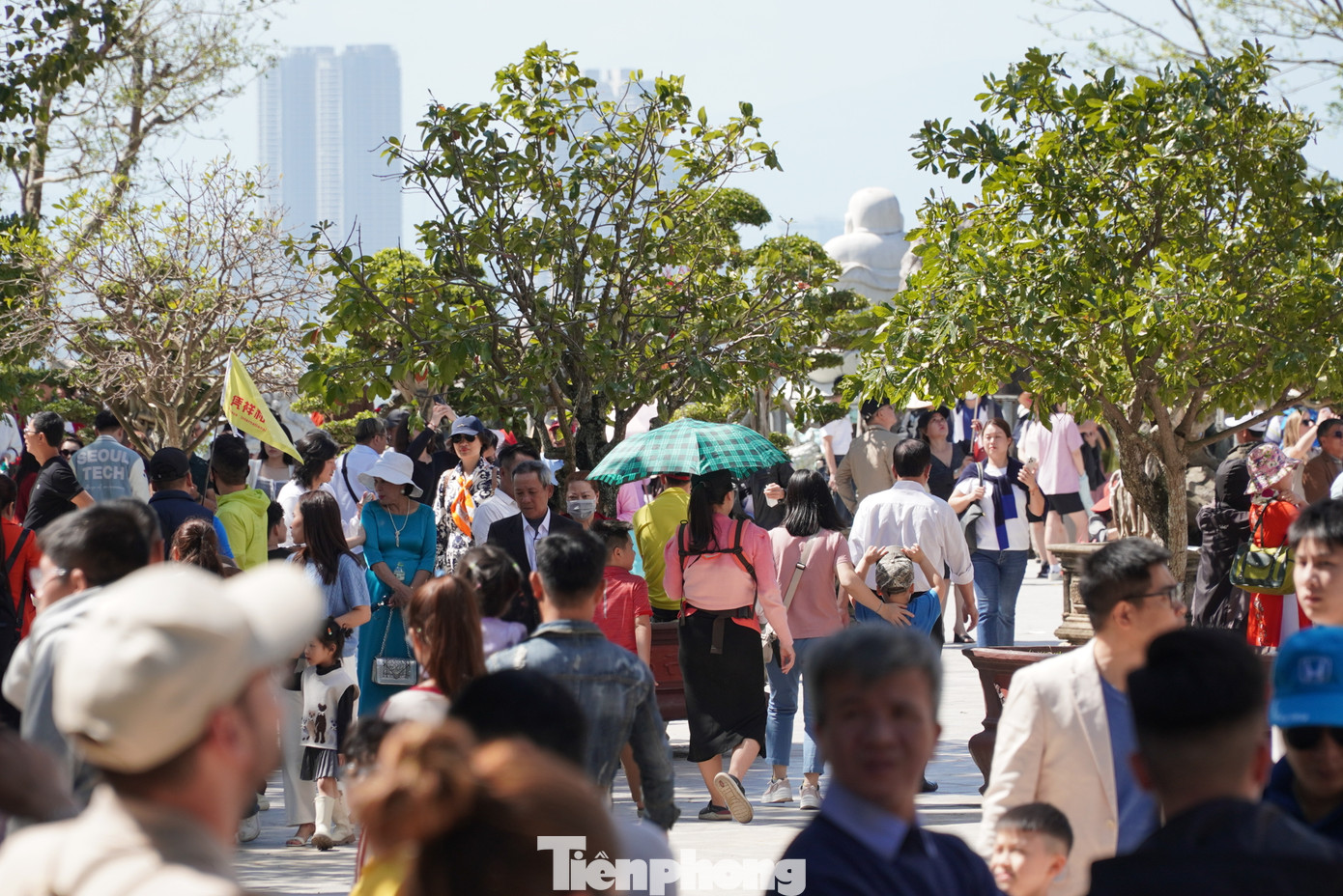Với vị trí đắc địa, không chỉ dịp Tết, ngày thường ngôi chùa cũng đón những đoàn phật tử, du khách từ khắp nơi đổ về.