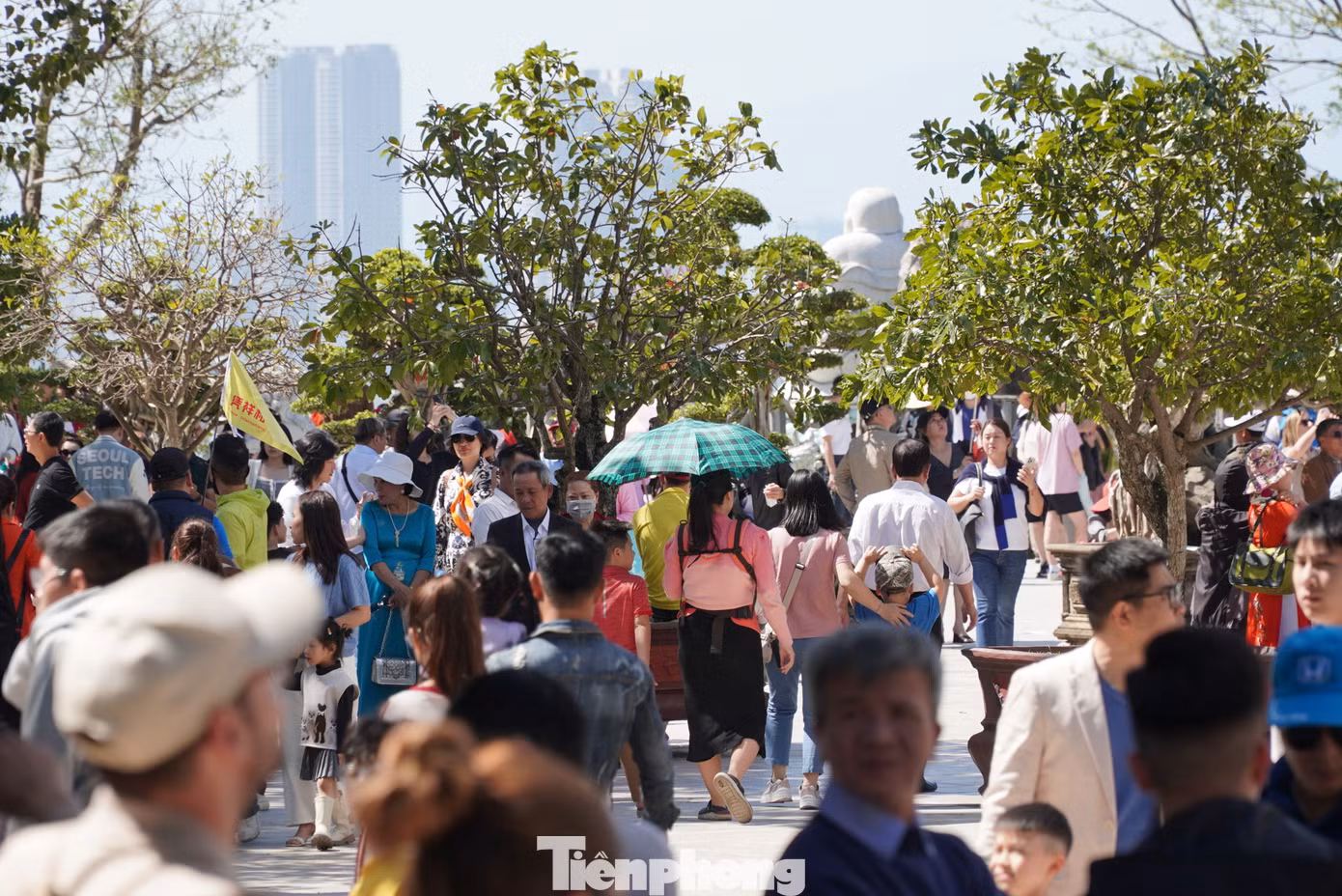 Với vị trí đắc địa, không chỉ dịp Tết, ngày thường ngôi chùa cũng đón những đoàn phật tử, du khách từ khắp nơi đổ về.