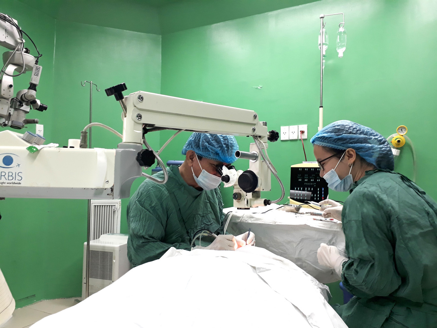 Bệnh viện Mắt ưu tiên thay thủy tinh thể cho những ca nặng, người cao tuổi, đi lại khó khăn...