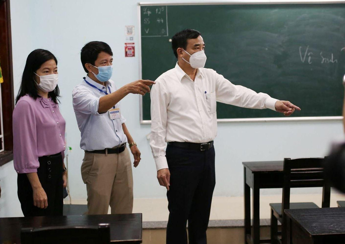 Sở GD&ĐT TP Đà Nẵng bố trí tại điểm thi này 59 người là cán bộ, giáo viên, tình nguyện viên… làm công tác thi, nhiều hơn cả thí sinh. Trong ảnh: Chủ tịch UBND TP Đà Nẵng Lê Trung Chinh kiểm tra điểm thi THPT Võ Chí Công ngày 6/7.