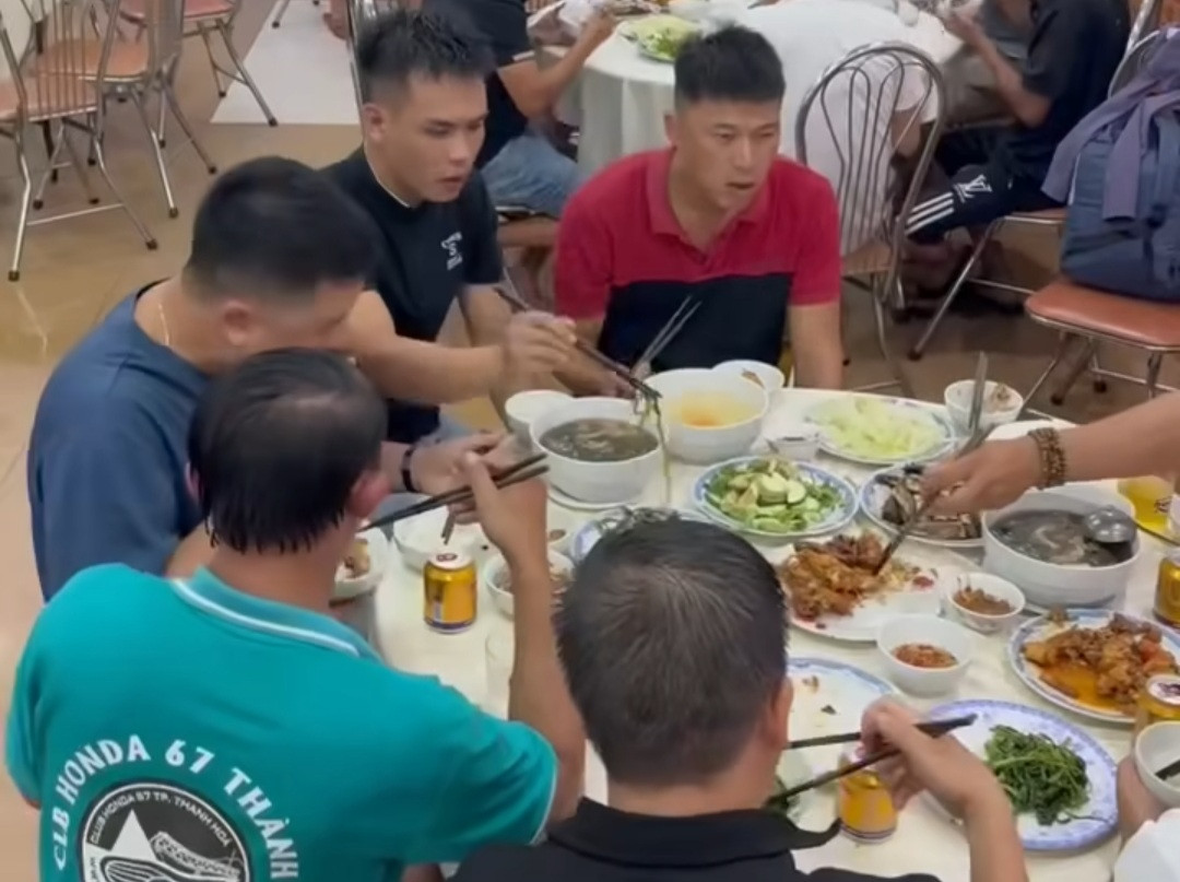 Những bữa cơm ấm áp của người dân miền Trung tiếp sức các đoàn cứu trợ. Những bữa cơm ấm áp của người dân miền Trung tiếp sức các đoàn cứu trợ.